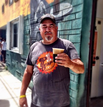 Been handed a #popsporter by Pop’s himself? Priceless! @wynwoodbrewing #wbco1yearbday #wynwood #cheers